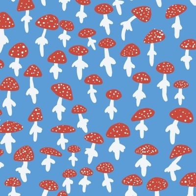Паттерн с мухоморами на голубом фоне
