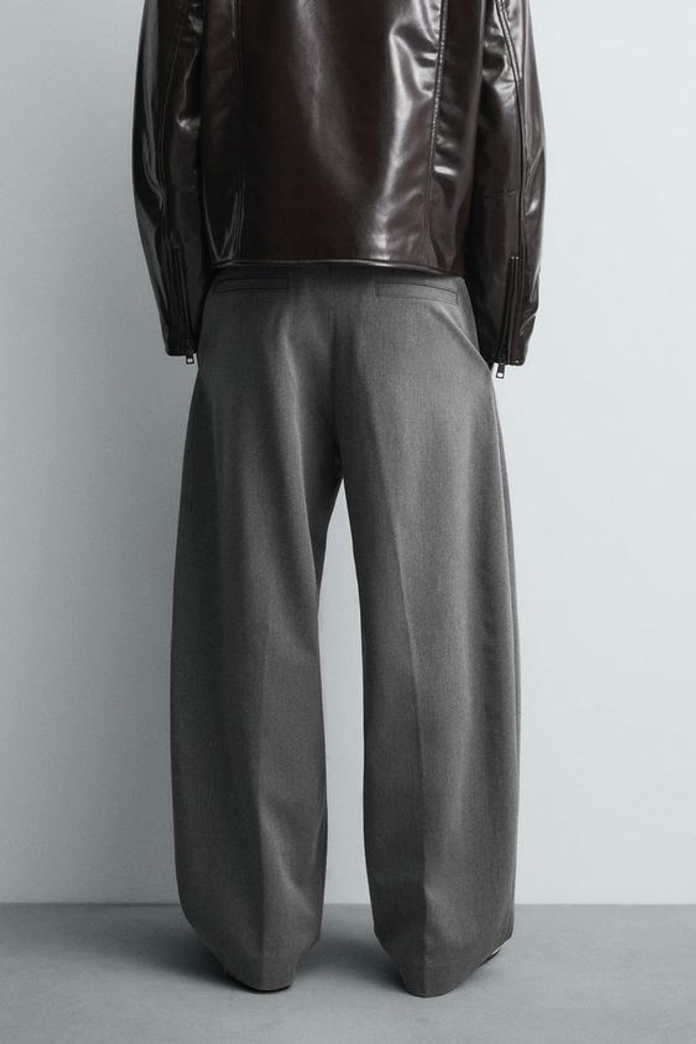 ZARA БРЮКИ BALLOON FIT С ЗАЩИПАМИ И ПОЯСОМ, СЕРЫЙ