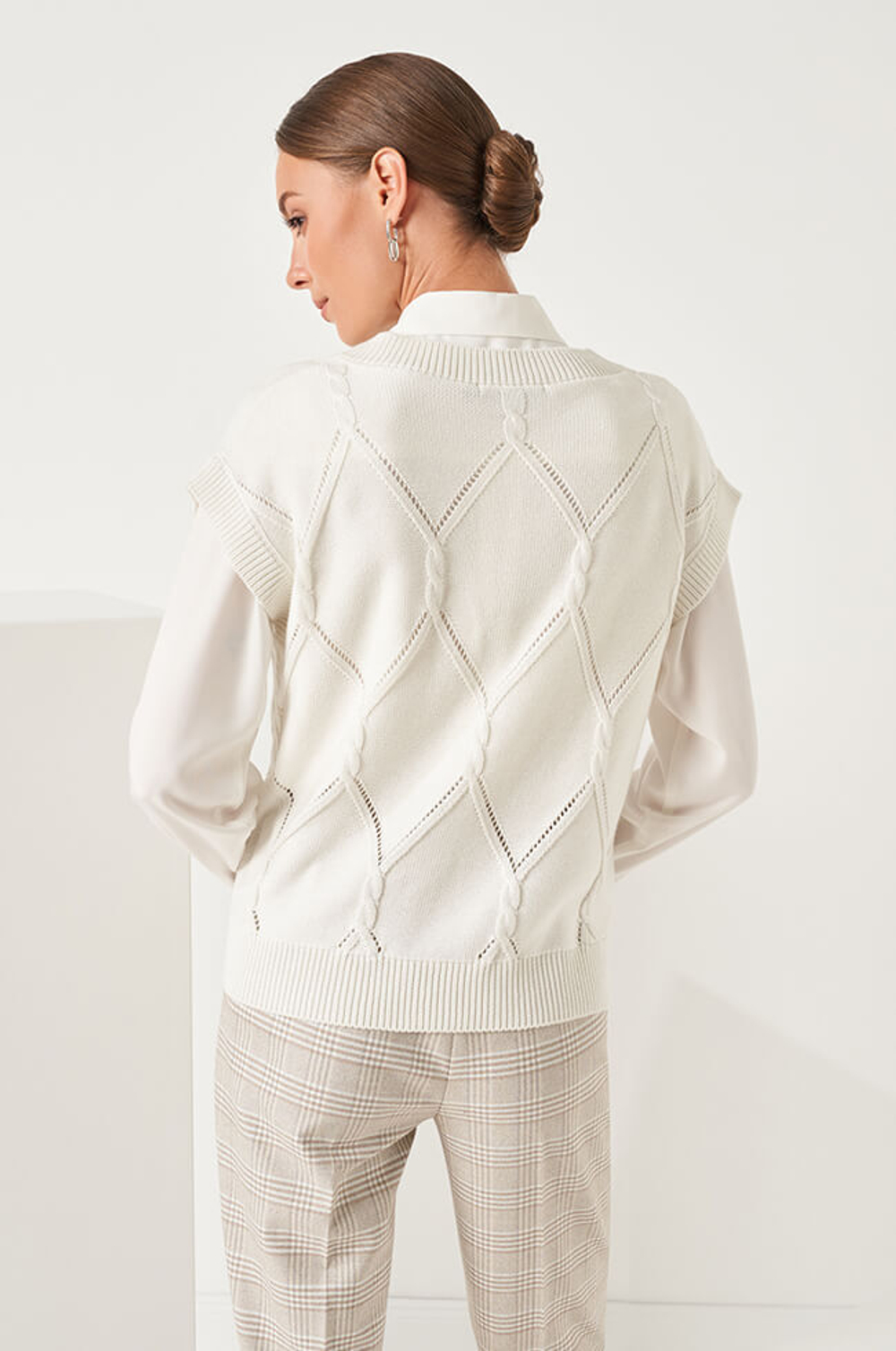 22850 Жилет женский (молочный)