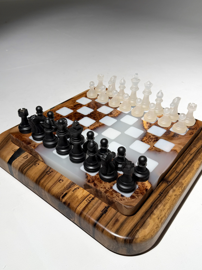 Шахматы ручной работы из дерева и эпоксидной смолы