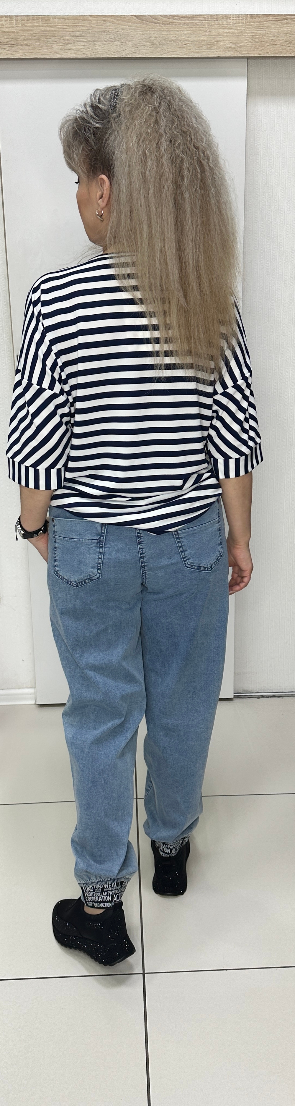 Блузон/свитшот в полоску со стразовой бейсболкой