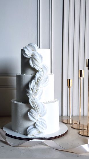 Свадебный торт с вафельным декором. Вафельные полоски и эустома.