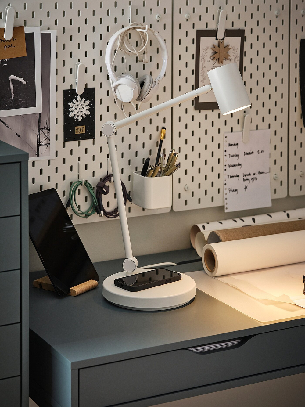 IKEA NYMÅNE  (ИКЕА НЙМÅНЕ)  -  Настольная лампа с зарядным устройством индуктивная, белая