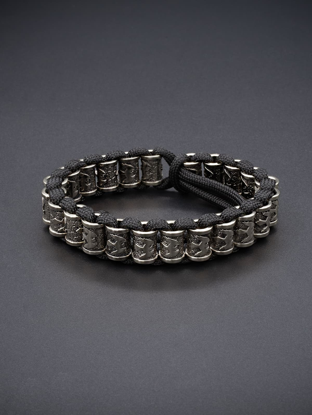 Фотография скандинавского браслета из паракорда на завязках с воронами.