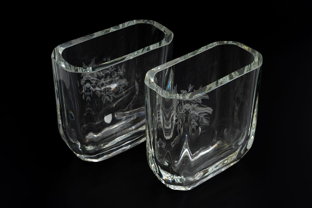 Пара стеклянных ваз с цветочными узорами по дизайну Герды Стрёмберг