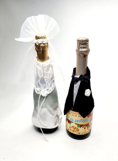 Наряды для свадебных бутылок в виде костюмов жениха и невесты