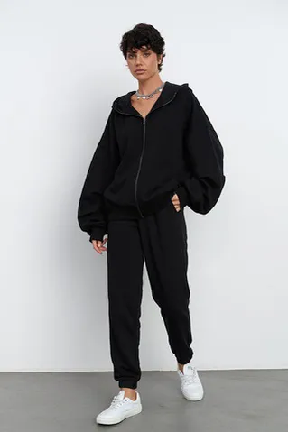 Худи на молнии с защипами на рукавах черного цвета