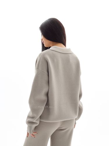 Серый костюм с вышивкой и воротом-поло