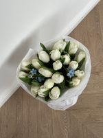 Букет из 19 белых тюльпанов и незабудок