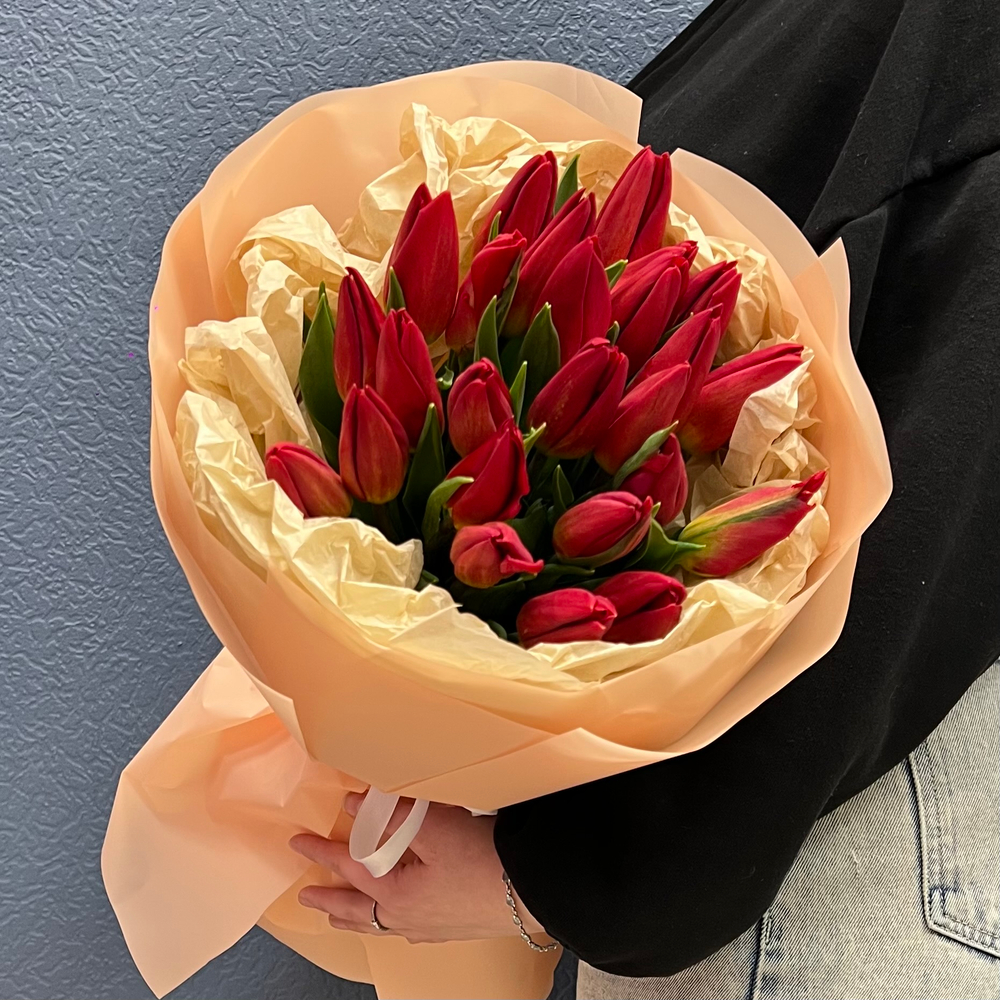 Букет свежих красных тюльпанов