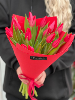Эффектный букет из красных тюльпанов от Флора Маркет