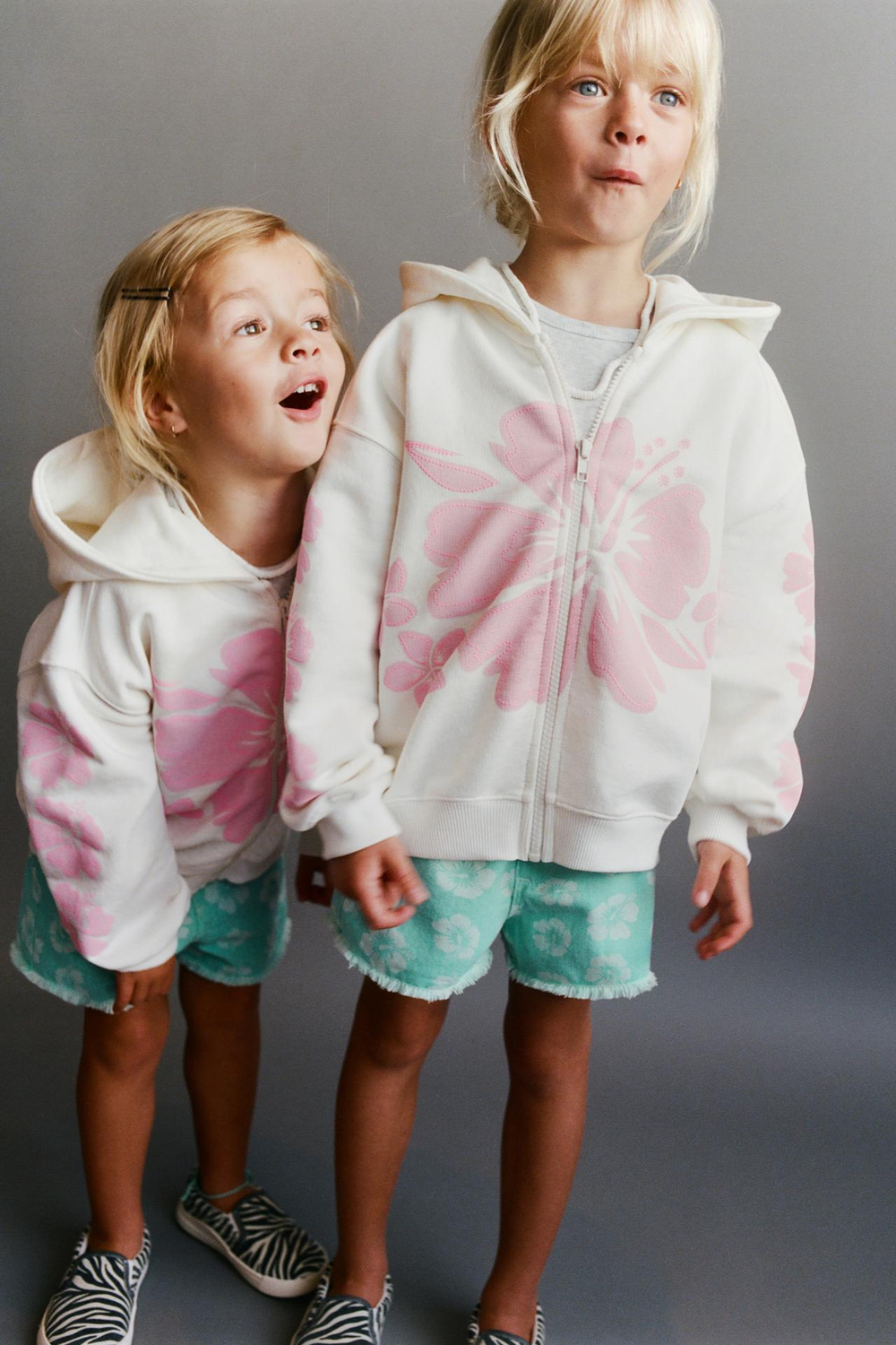 ZARA ЦВЕТОЧНЫЕ БЕРМУДЫ MOM FIT, БИРЮЗОВЫЙ