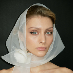 Косынка белая полупрозрачная