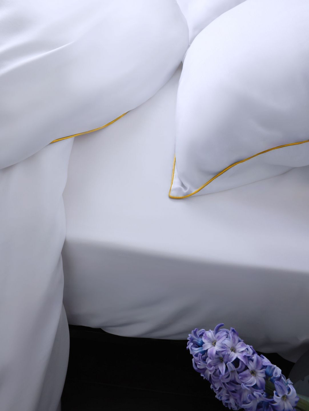 Постельное белье 1.5 спальное Mollen белое с солнечно-желтым кантом