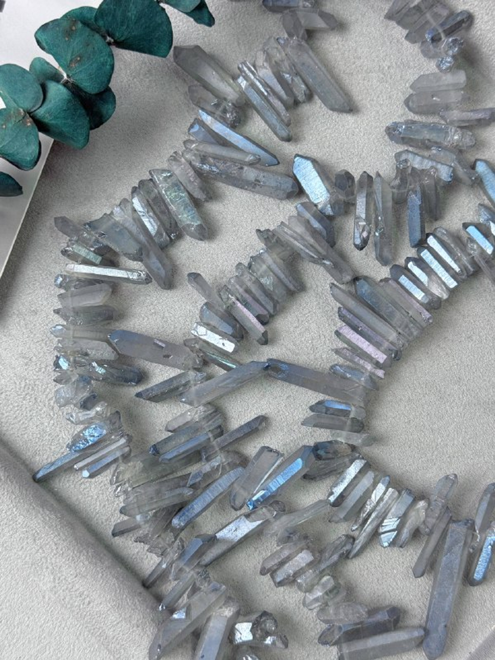 Горный хрусталь, нить 40 см, толщина 3-7 мм, длина 10-40 мм, серый гальванизированный