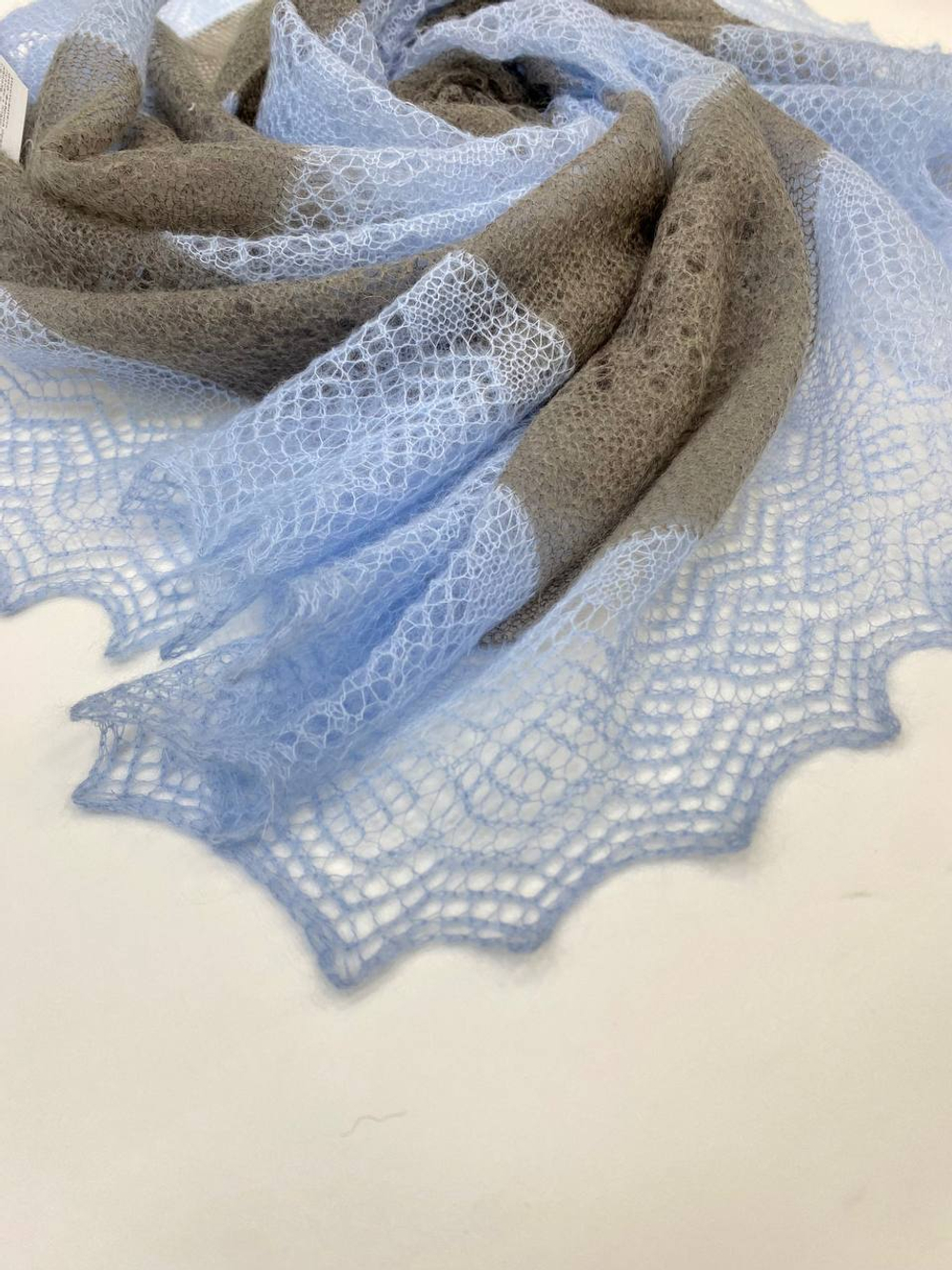 Оренбургский пуховый платок-паутинка АИ100-04/03 голубой/серый