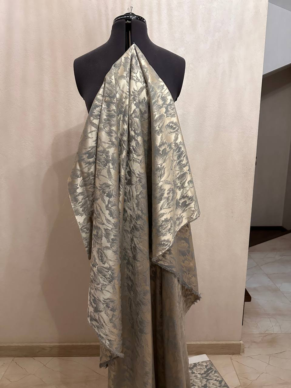 Костюмно-плательный трикотажный жаккард с эластаном (Girani, 77%ацетат/17%пэ/6%эластан, Бежевое золото/серо-голубые тюльпаны, 130, 225 гр/м2)