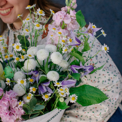 172. Ароматный весенний букет с маттиолой и ромашками