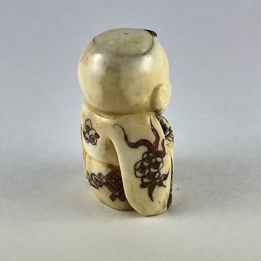 Статуэтка нэцкэ Ребенок Карако с рыбой