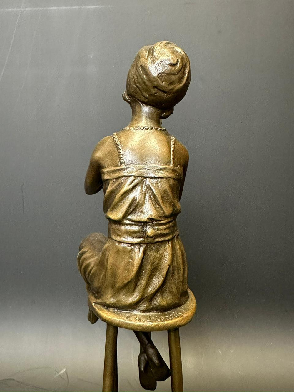Бронзовая статуэтка «Девушка на стуле»