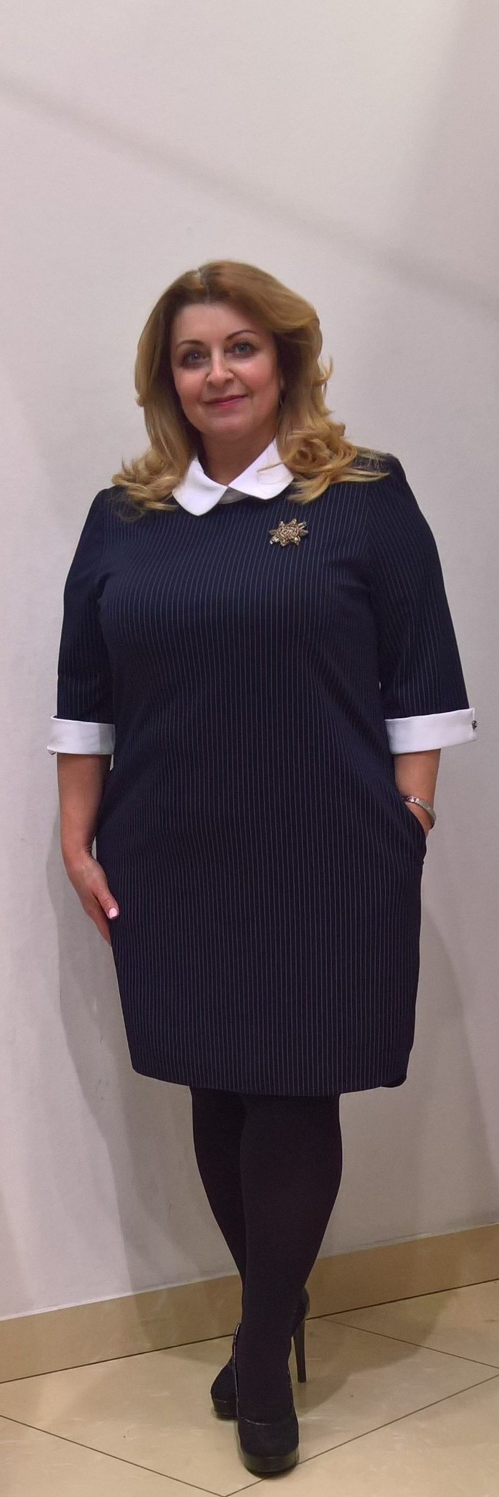 Офисное платье с белым воротничком и манжетами