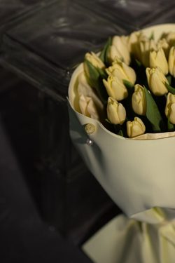 Кремовые тюльпаны в авторском оформлении от Флора Маркет