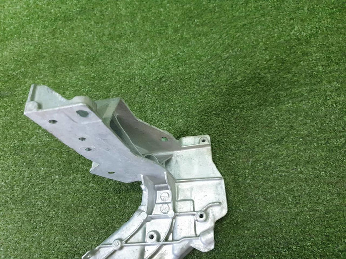 Кронштейн передней панели Mercedes E W213 (16-23)