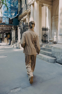 ZARA КУРТКА С КАРМАНАМИ И РЕГУЛИРУЕМОЙ ТАЛИЕЙ, МЯГКИЙ КАШТАНОВЫЙ