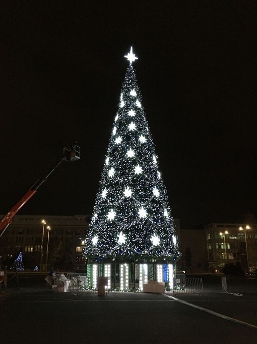 Светодинамическая елка каркасная - встроенная гирлянда: холодный свет - "Уральская" 10 м