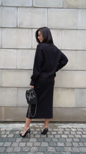Черный трикотажный костюм с юбкой
