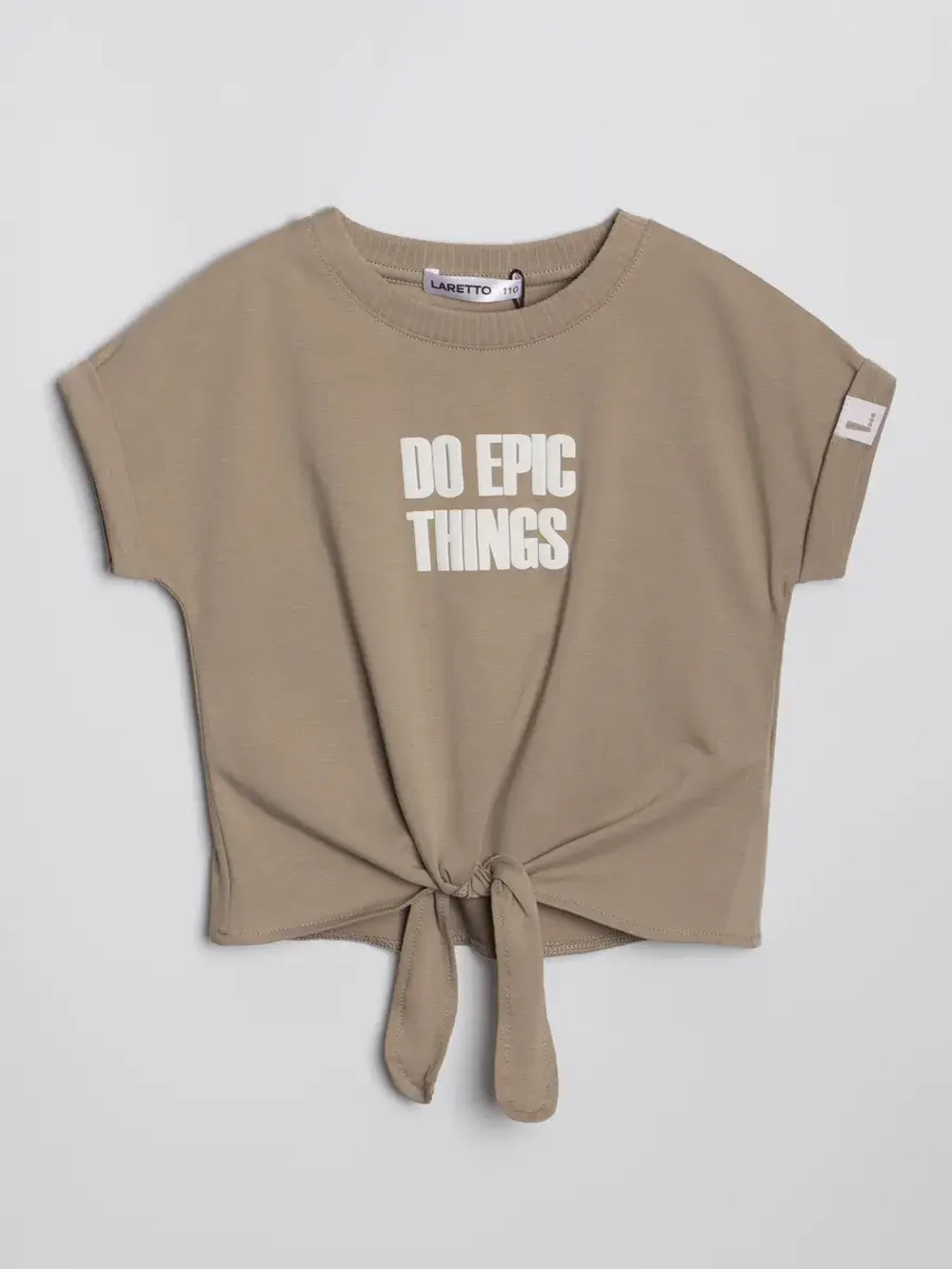 Бежевый костюм для девочки на лето в горошек