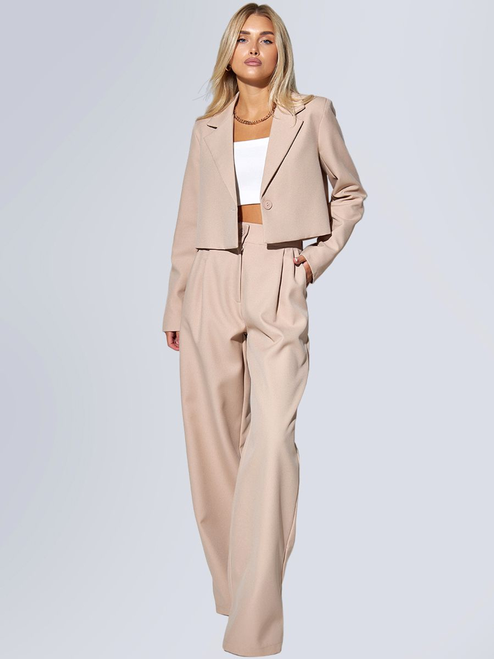 Костюм деловой брючный с укороченным пиджаком бежевого цвета