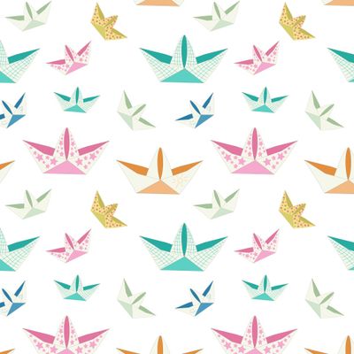 Цветные бумажные кораблики на белом фоне