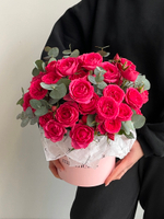 Цветочная коробка из розовых кустовых роз и эвкалипта размер S