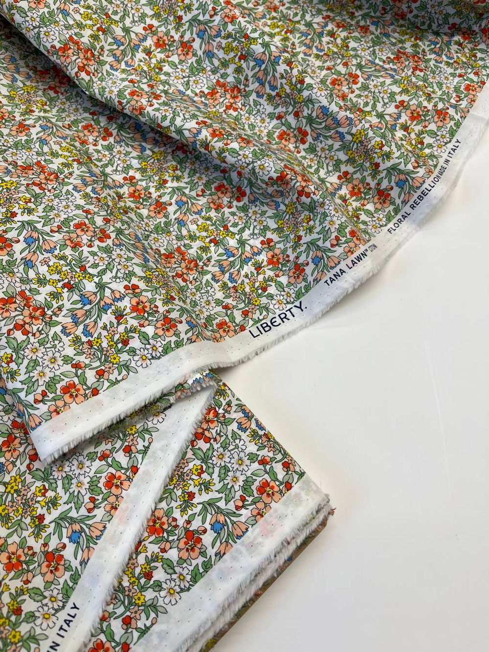 Хлопок Liberty белый с цветочным принтом Tana Lawn™ Cotton - Floral Rebellion