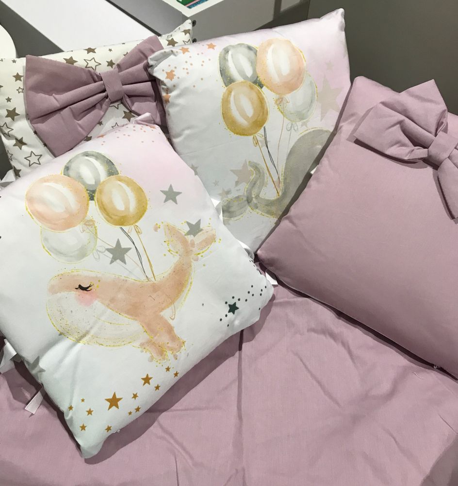 Комплект в кроватку 17 предметов "Киты" розовый, сатин Комплект в кроватку 17 предметов "Киты" розовый, сатин