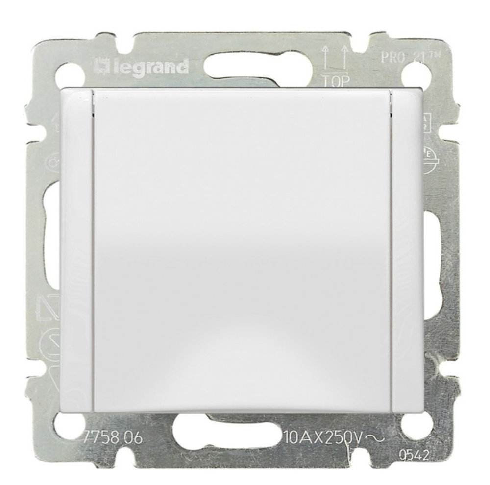 Одноместная розетка с з/к и крышкой Legrand Valena Classic белая 774422