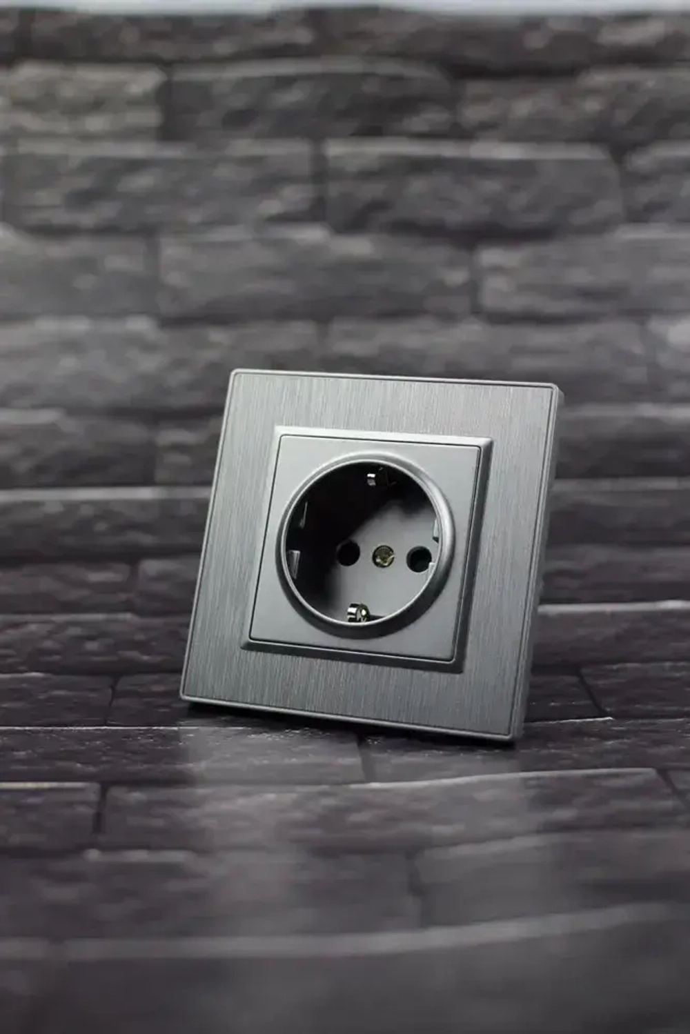 Розетка серая одинарная пластик
