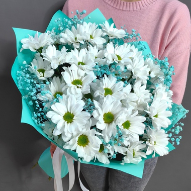 Букет из 5 хризантем сорта "KENNEDY WHITE" и гипсофилы цвета "TIFFANY"