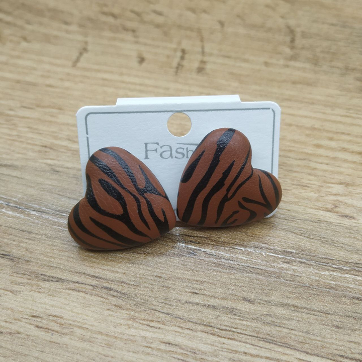 Серьги-гвоздики сердце под кожу тигра цвет коричневый металл серебристый