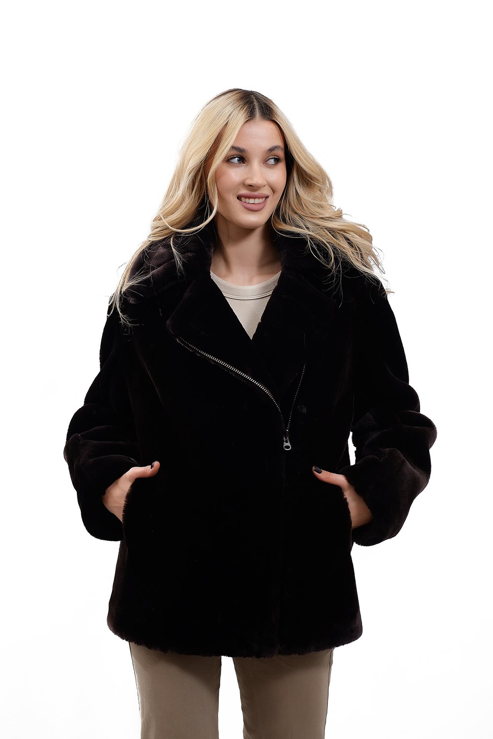 Куртка женская "Косуха" из натурального меха мутон, коричневый