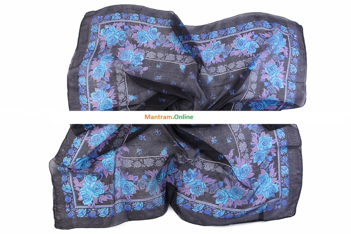 Платок материал Шелк 100% "Букеты роз" цвет голубой синий сиреневый на черном с черной каймой 100x100см.