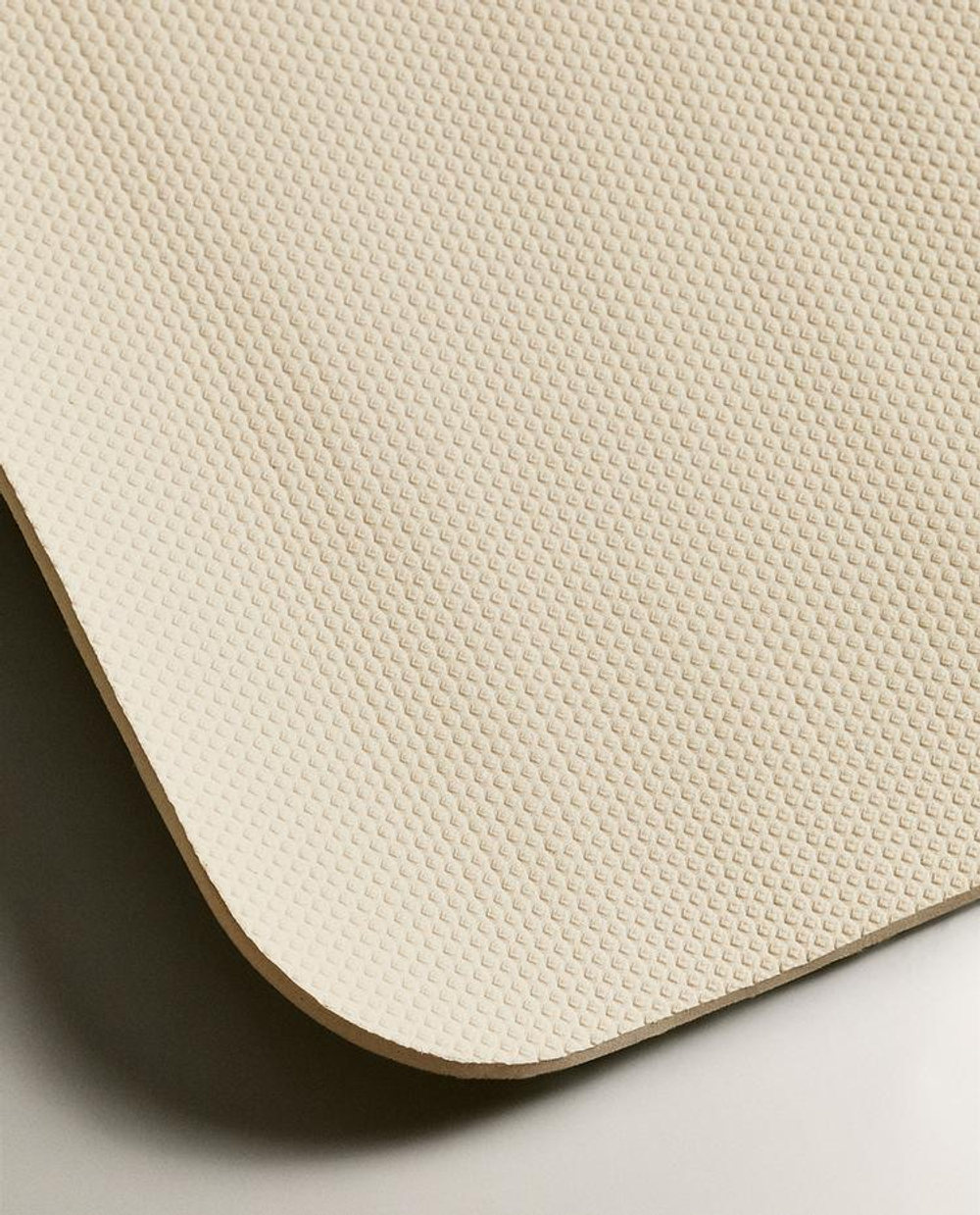 ZARA HOME КОВРИК ДЛЯ ЙОГИ С КОЖАННЫМ РЕМЕШКОМ, ЭКРЮ