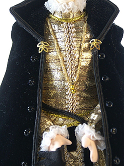 Кукла фарфоровая в немецком придворном костюме