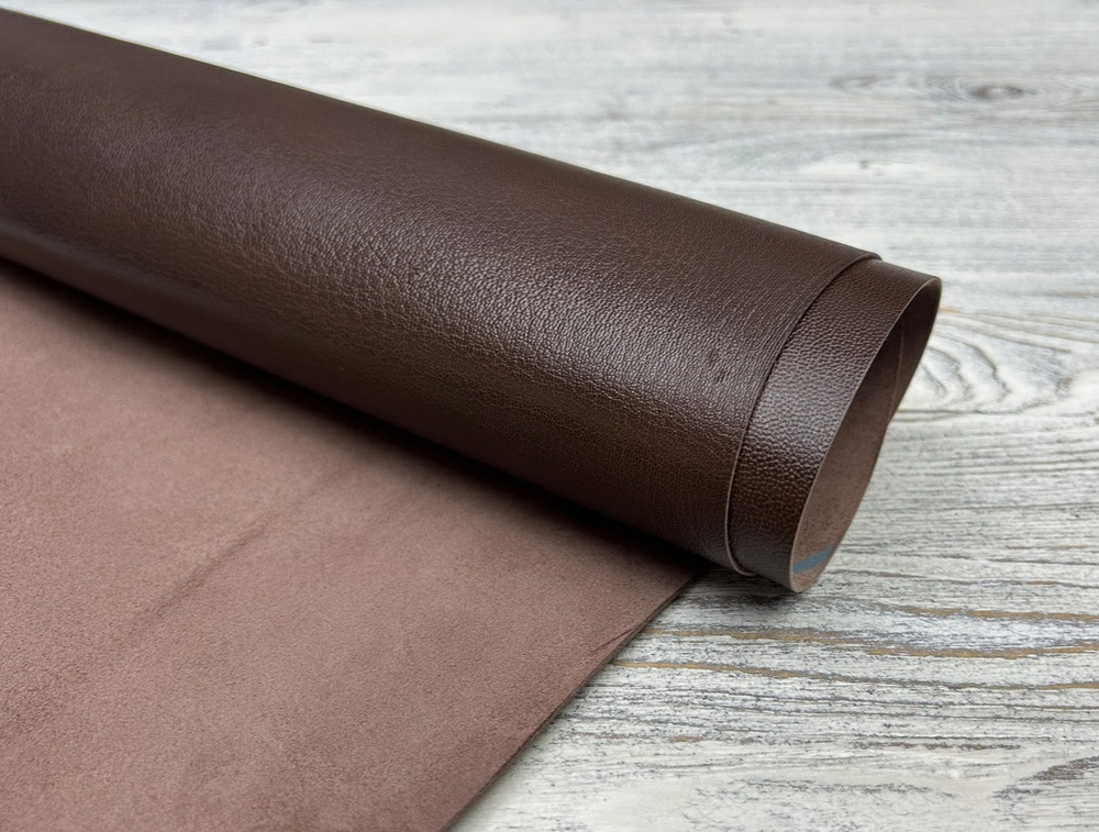 Фактурная натуральная кожа козы в цвете Dark brown крупным планом.