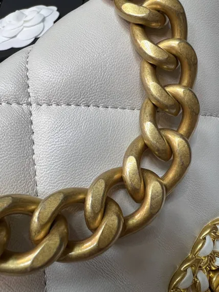 Сумка-конверт Chanel 19 среднего размера белый