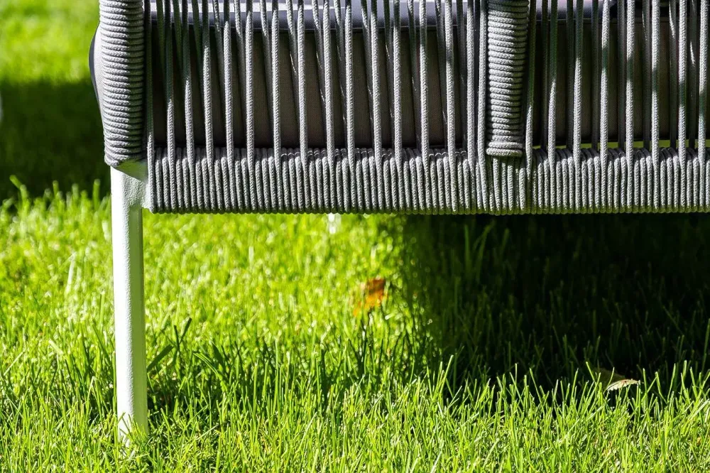 "Канны" диван 2-местный плетеный из роупа, каркас алюминий белый муар, роуп светло-серый круглый, ткань серая 017