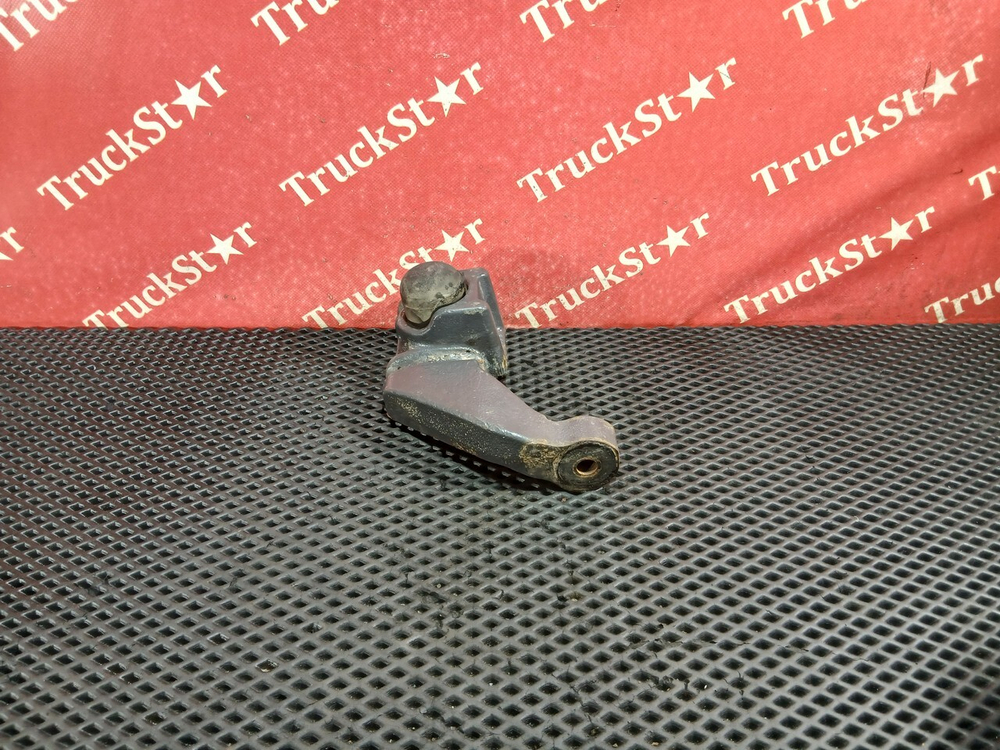 Кронштейн переднего амортизатора