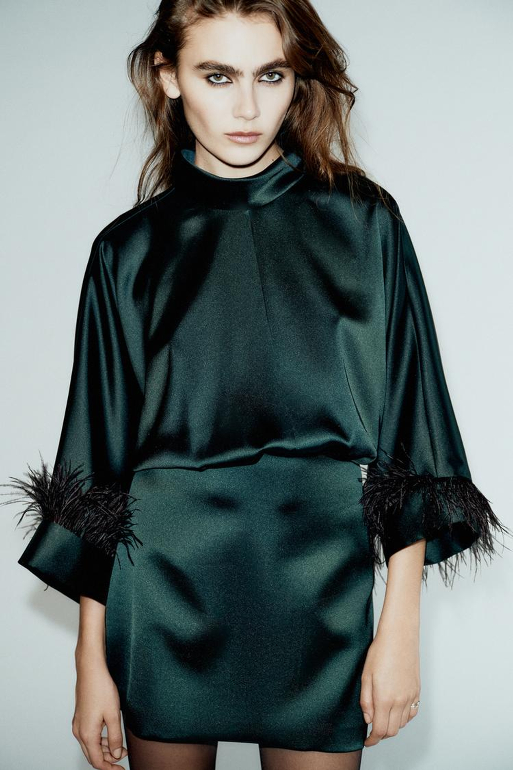 ZARA КОРОТКОЕ АТЛАСНОЕ ПЛАТЬЕ С ПЕРЬЯМИ, ТЕМНО-ЗЕЛЕНЫЙ