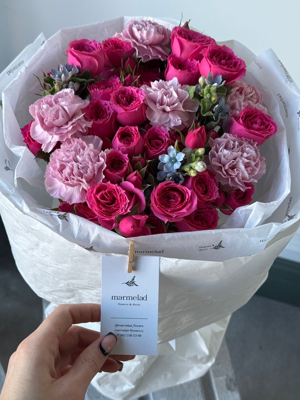 Букет из кустовых роз в ярком оттенке, диантусов и оксипеталума